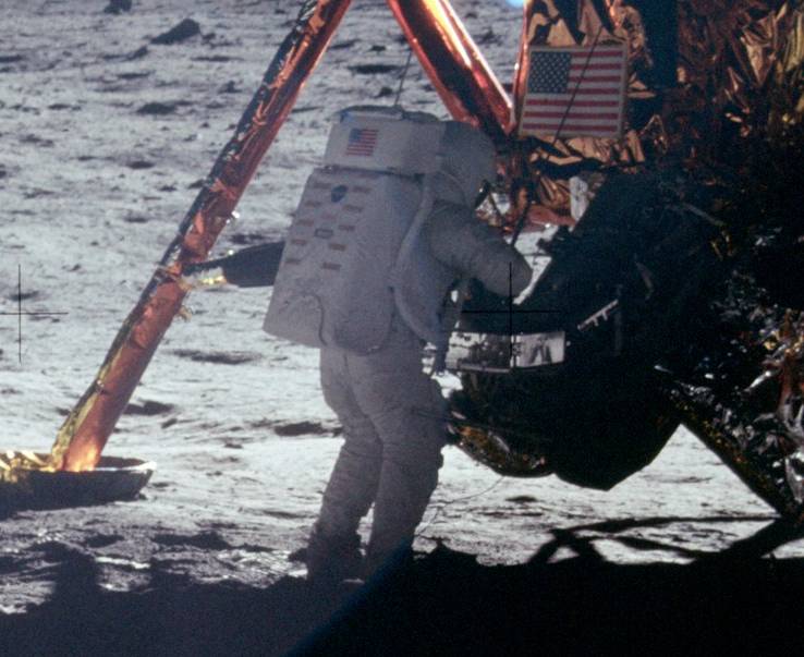 Armstrong_on_Moon_(As11-40-5886)_(cropped)